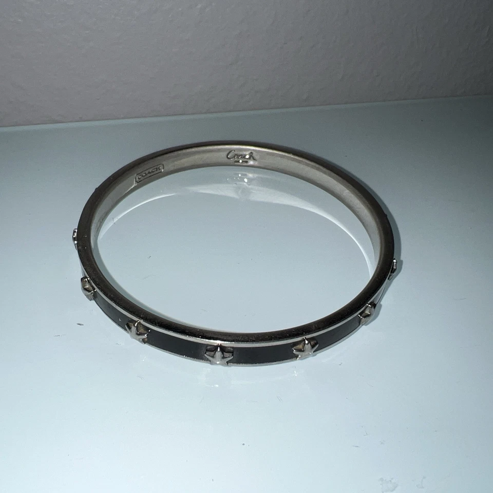 Brazalete Brazalete COACH Estrellas Negras y Plateadas Apilables Foto 2 de 3