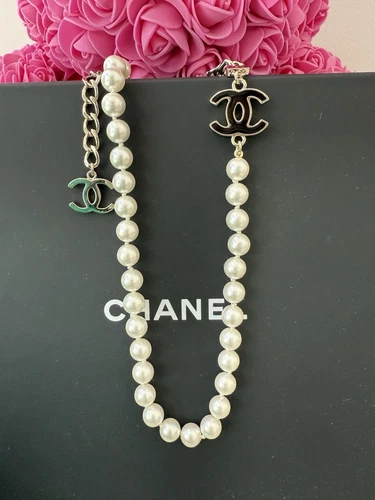 Collana Chocker Chanel 24S Nero Logo CC Perle Bianche Resina Metallo Oro