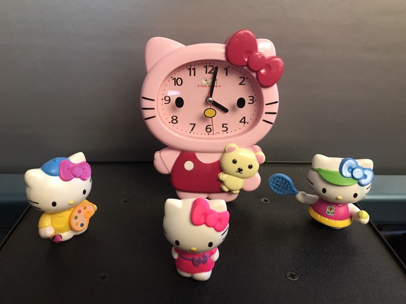 4pc. HELLO KITTY - Clock w/Alarm + 3 Small Figures