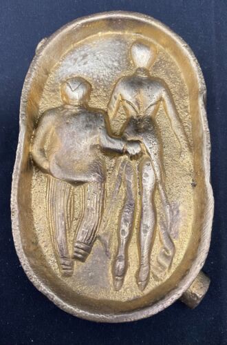 POSACENERE BRONZO VINTAGE INCISIONE COPPIA PICARESCA SU ENTRAMBI I LATI 5" (L) v/buono - Foto 3 di 4