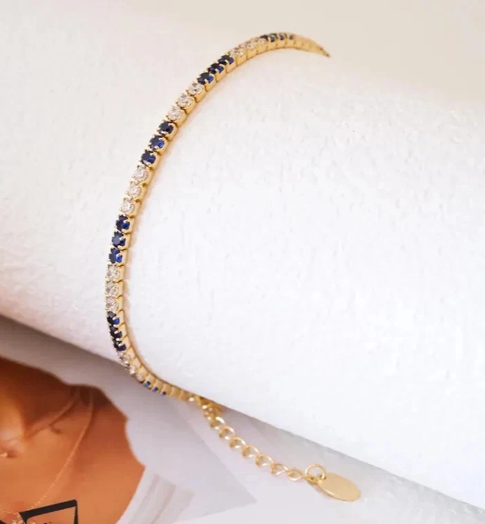 Brazalete tenis redondo de diamantes y zafiros simulados de 5 quilates enchapado en oro amarillo de 14 k Foto 3 de 4