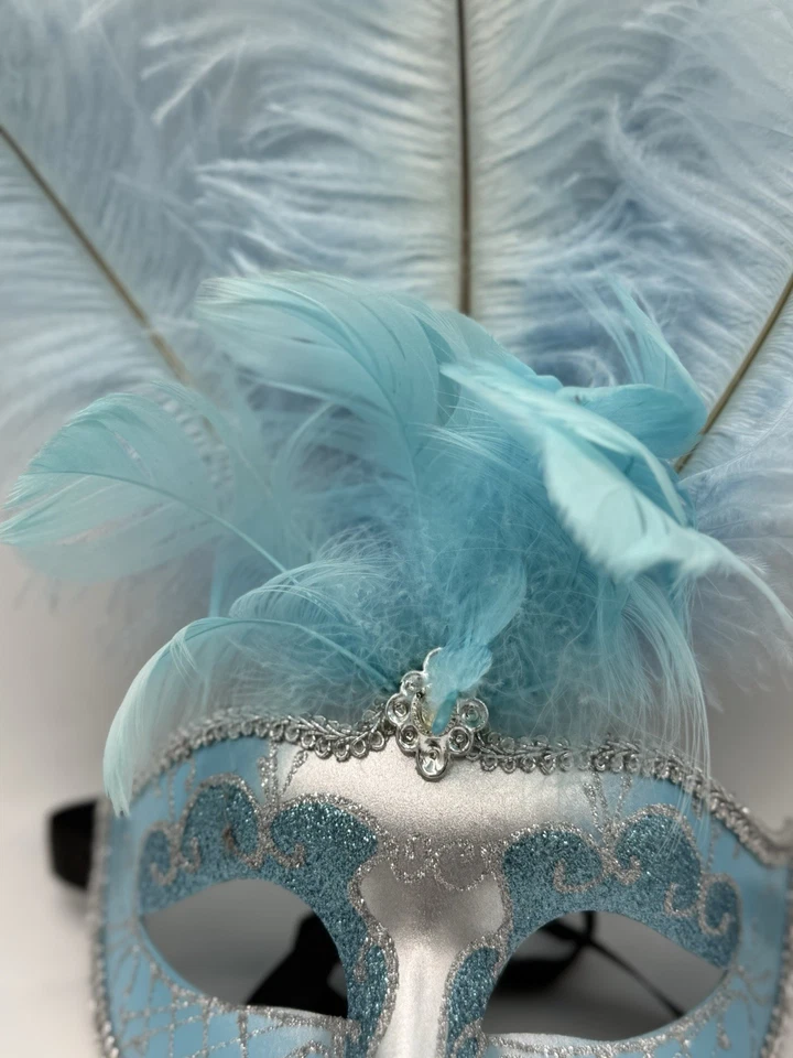 Máscara veneziana prata azul turquesa máscara de penas Mardi Gras 12" - Imagem 3 de 4