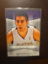 2004-05 Skybox Autographics  Sasha Vujacic #88 Purple Royal Insignia #05/25 (RC)