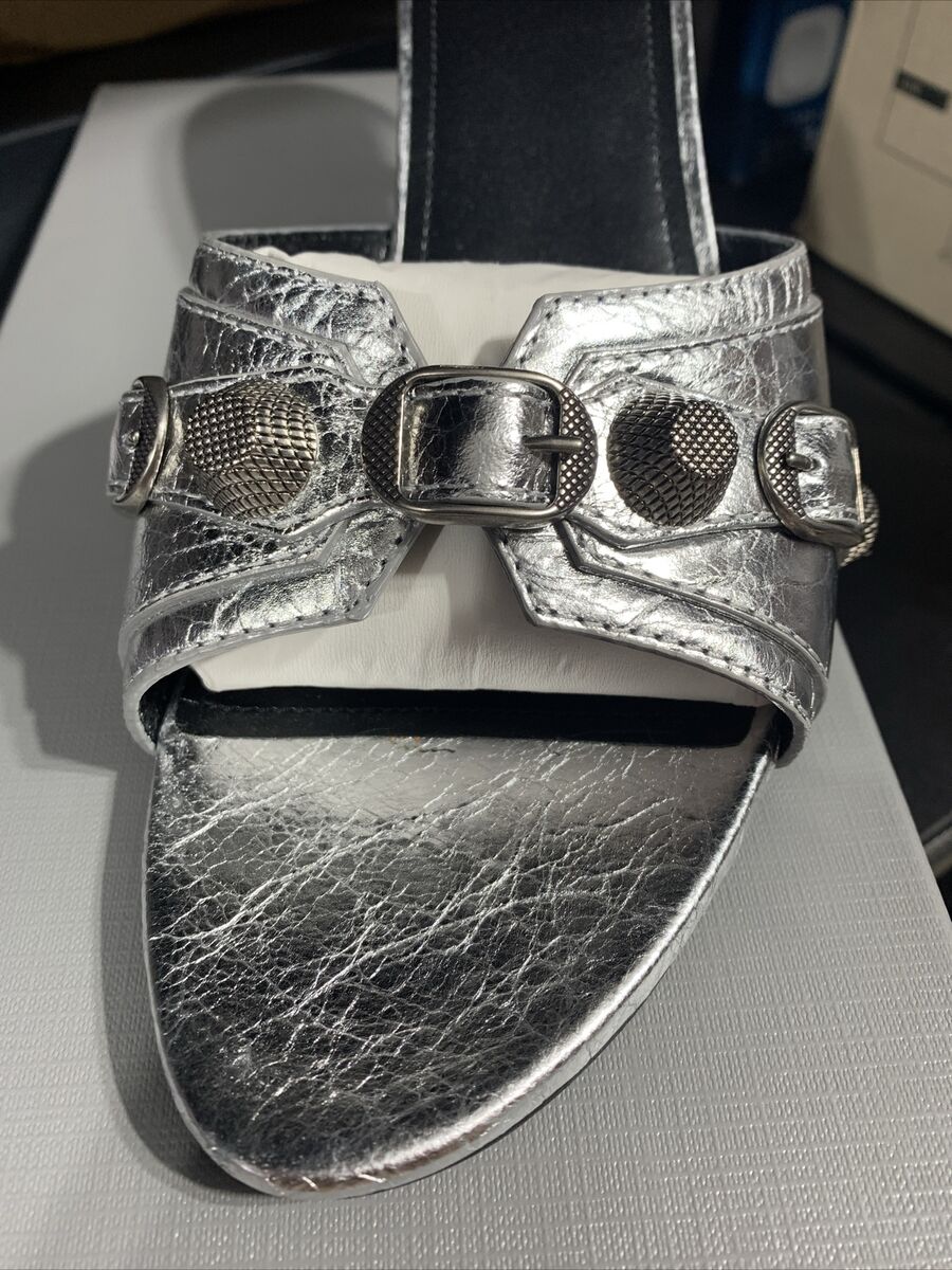 【完売必至】バレンシアガ■Cagole メタルパーツが魅力 サンダル Balenciaga Cagole Buckle Stud Metallic Slide Sandals Women's