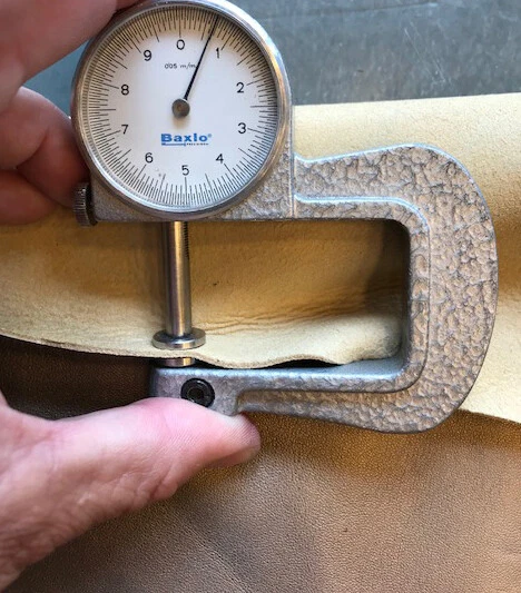 Material de tapicería de tela artesanal delgada de piel de cordero genuina beige oscuro Foto 4 de 4