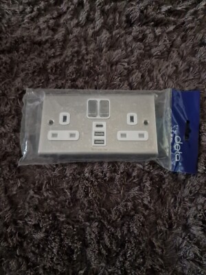 Deta SD1288SSW Slimline Twin 13 Amp Schalter Steckdose c/w 3 x USB Edelstahl