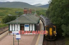 PHOTO  CLASS 156 SET 156493 LEAVING RANNOCH RAILWAY STATION HEADING TO MALLAIG.