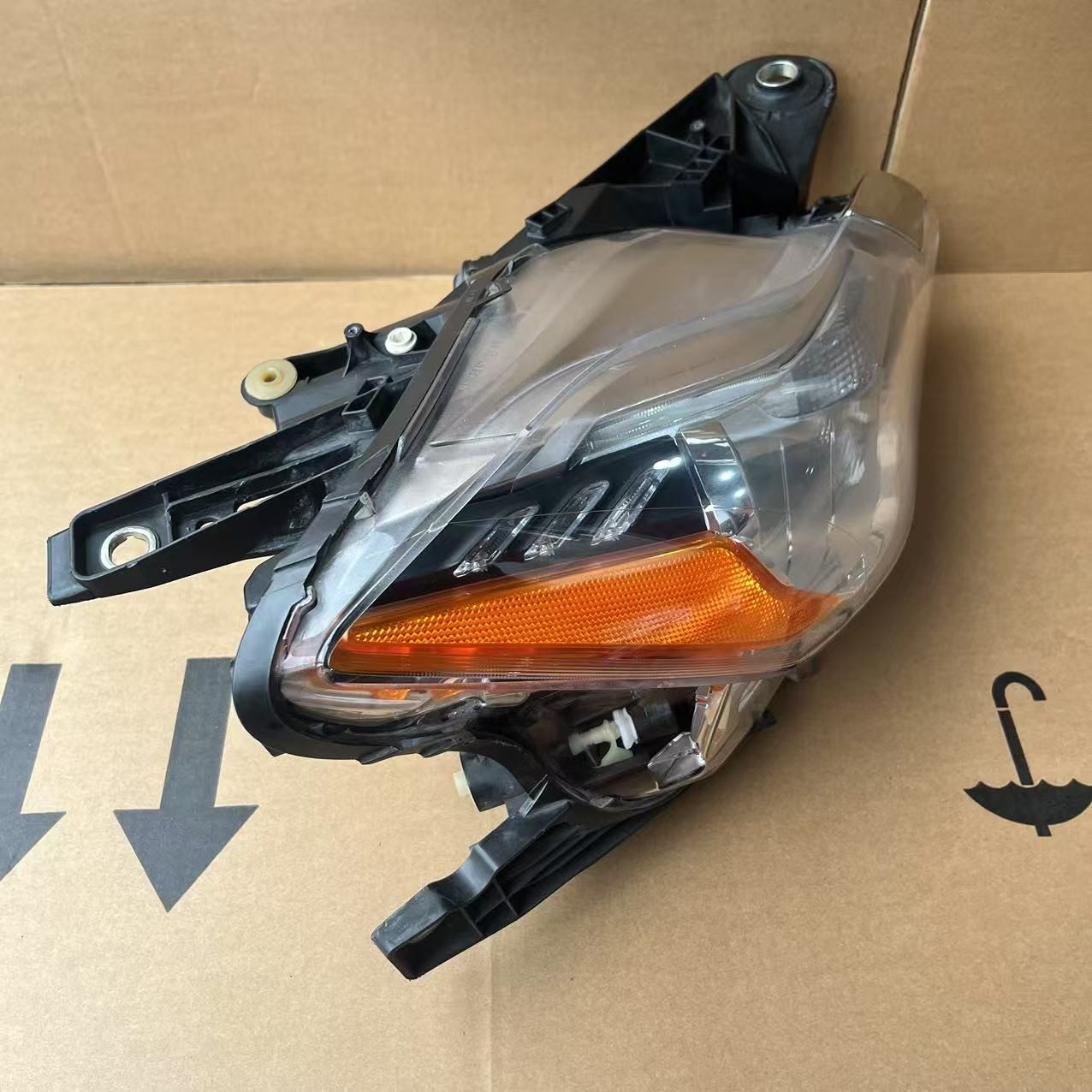 Maserati Quattroporte Right Passenger Xenon Headlight 2014-2017 670006566
