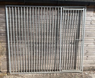 Dog Run Panel Galvanised steel 1.8m (h) x 2m (w) Full height bars with Door