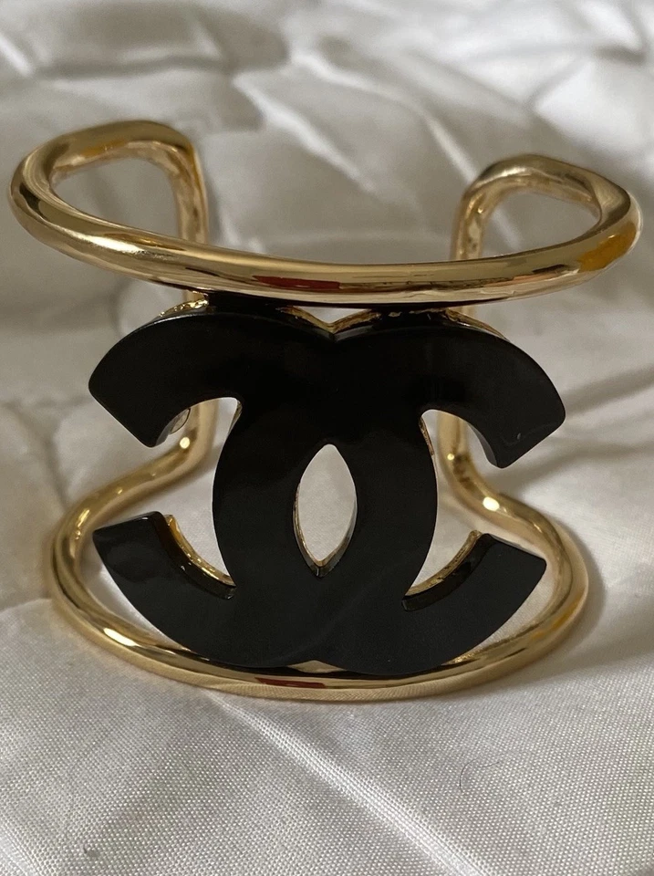 Beautiful Solid Bangle Size S/M - Image 2 of 4