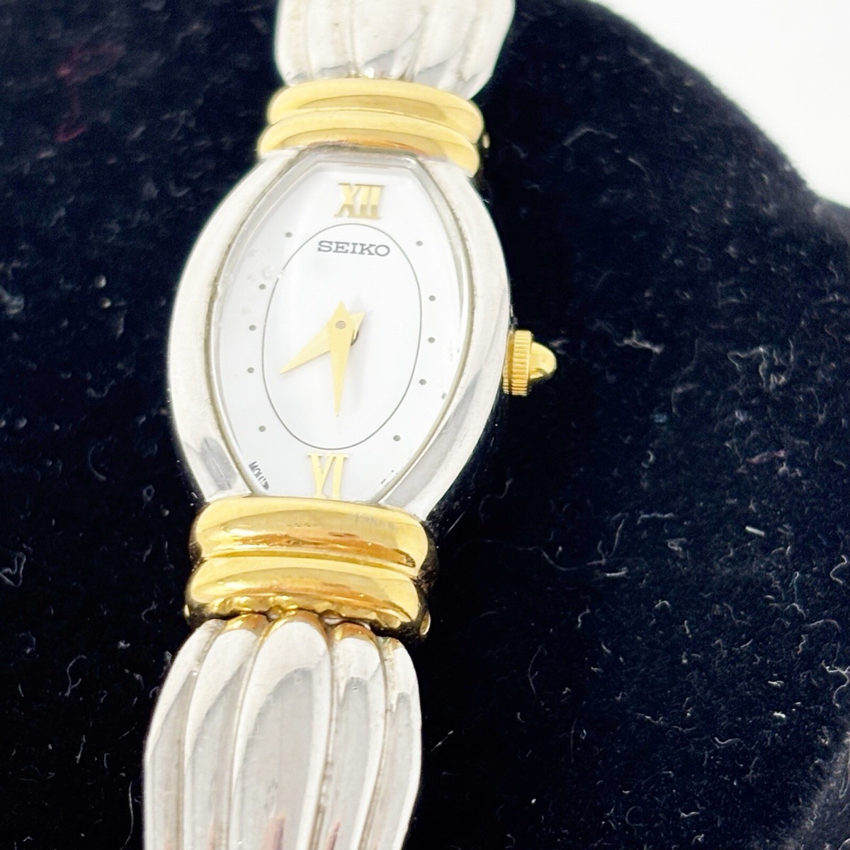 SEIKO Women’s Watch Y150-5N90 RO 2-Tone Oval Quartz Japan Movement 1990 Seiko Half Moon Gold Women Watch 1N00-5E00 She carries  main image 3