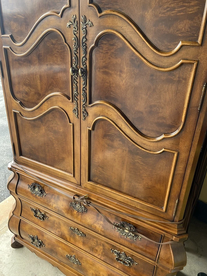 Servidor de gabinete de barra de nogal colección Villandry Henredon Foto 2 de 4