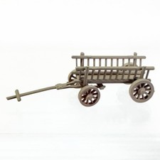 Piccolo carrello da fieno vintage in miniatura in plastica dura trainato da cavalli contadini