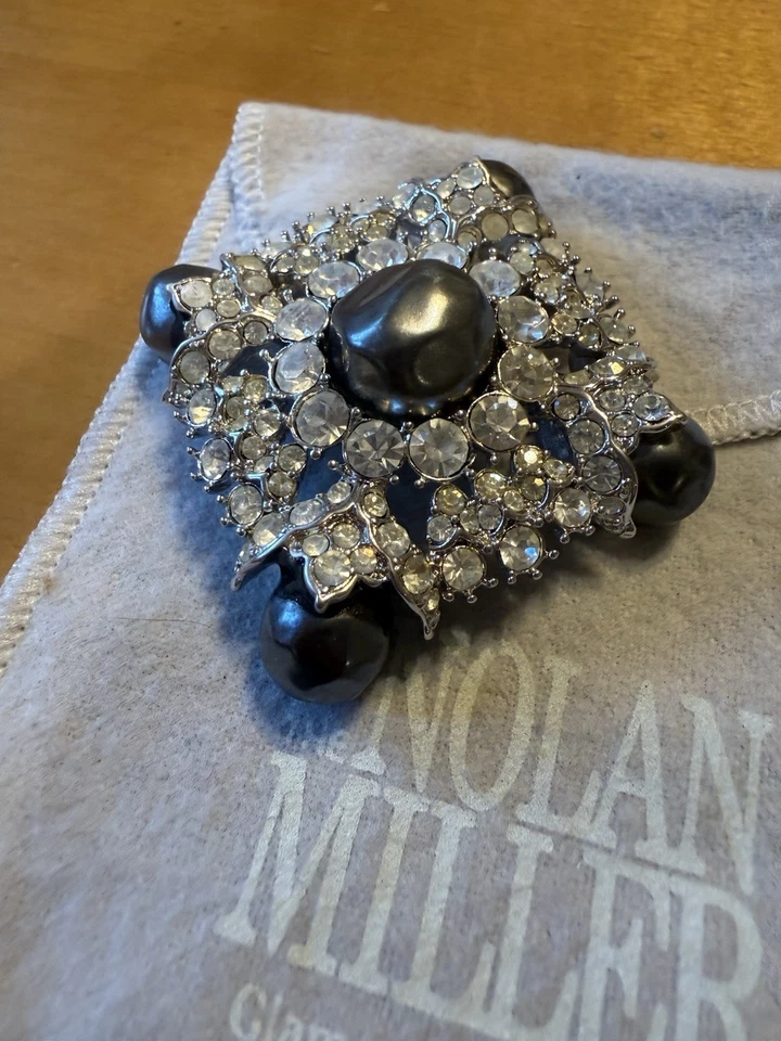 De colección RARO! Prendedor barroco Nolan Miller tono plata estrás y perla gris #132 Foto 2 de 4