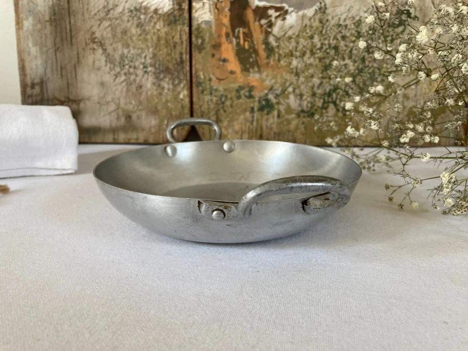 526⚜️ Ancien Petit Plat Rond Avec Anses en Aluminium Diamètre 14 Cm Vintage - Photo 2/4