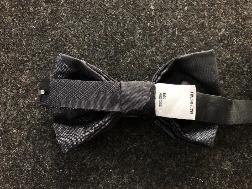 Como Nueva Auténtica Pajarita Maison Valentino Garavani Camuflaje Negro Gris Foto 2 de 4