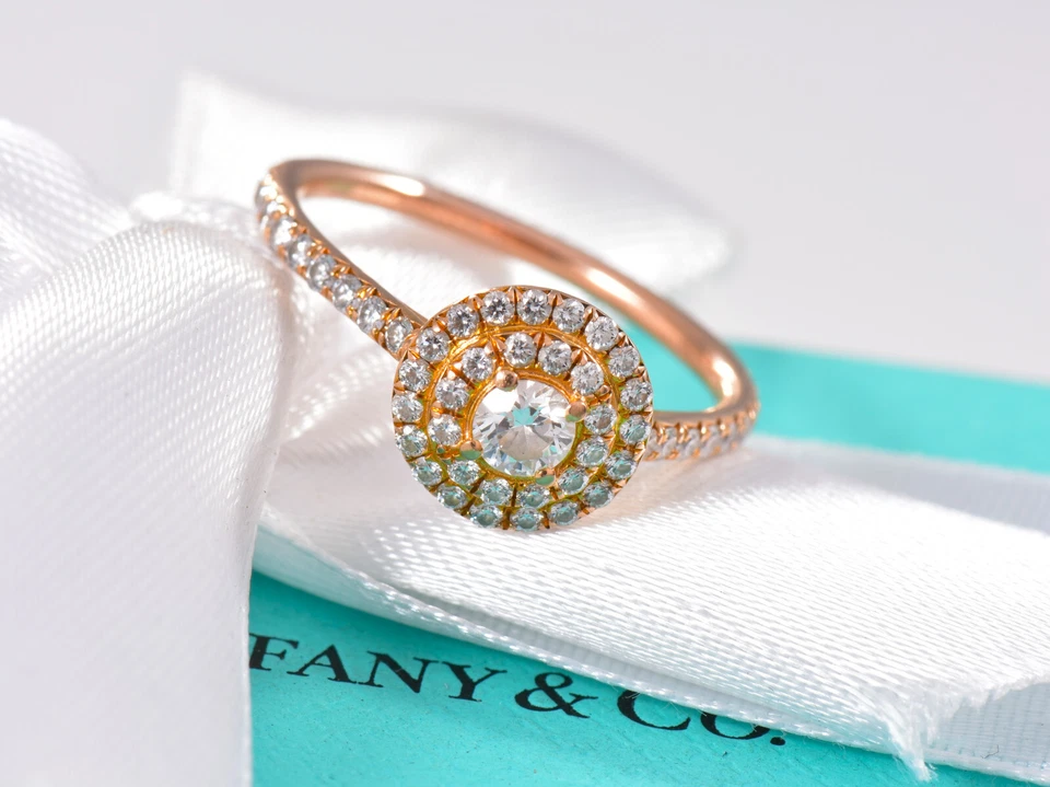 Anillo Tiffany & Co Soleste de diamantes de oro rosa talla 5,5 en caja banda de halo de 0,43 quilates Foto 2 de 4