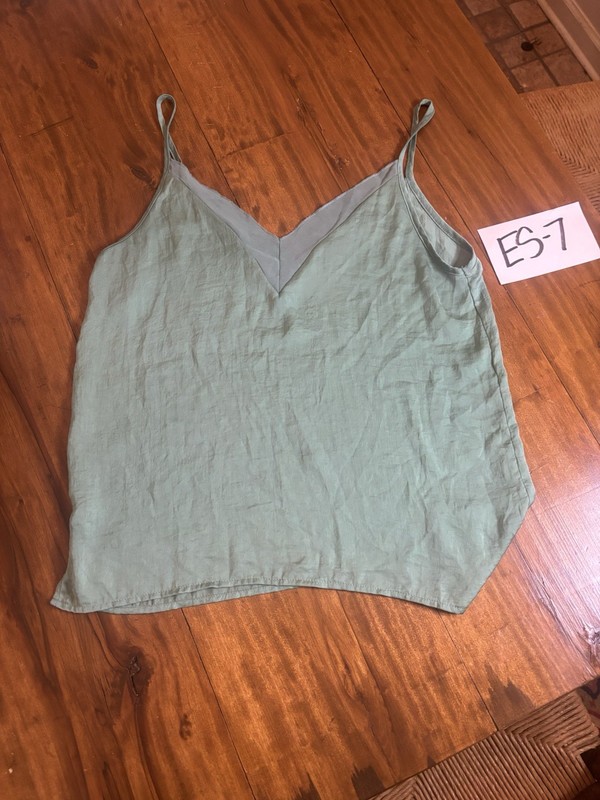 BKTies Green Solid V-Neck Spaghetti Strap Camisole Tank Top Size M