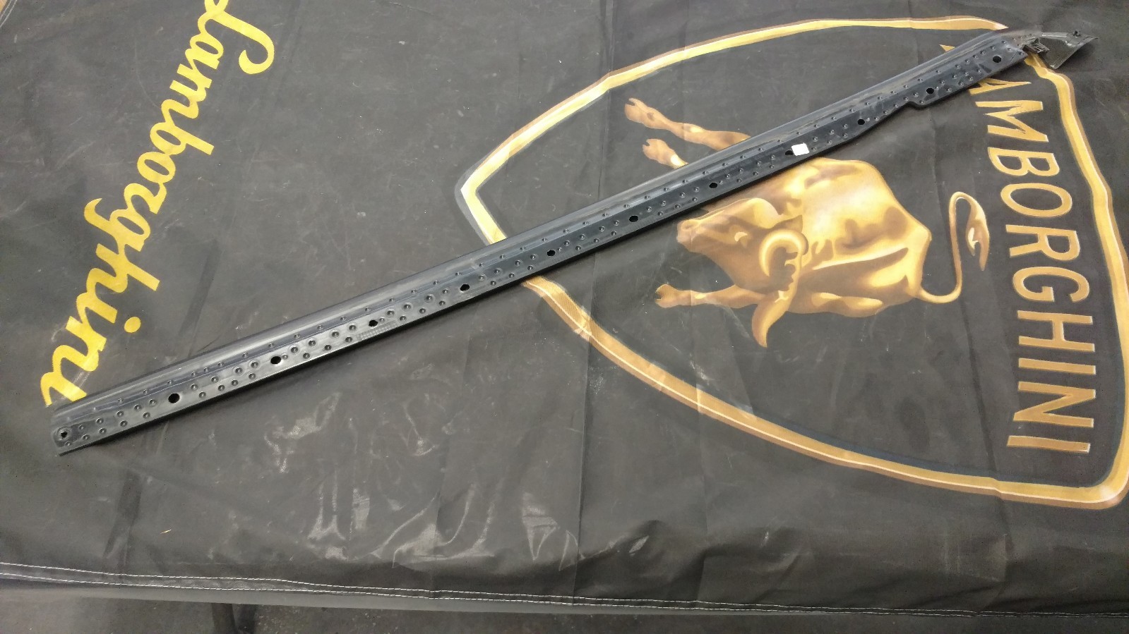 LAMBORGHINI HURACAN RH PASSENGER SIDE WINDOW SEAL WEATHERSTRIP OEM 4T0837478