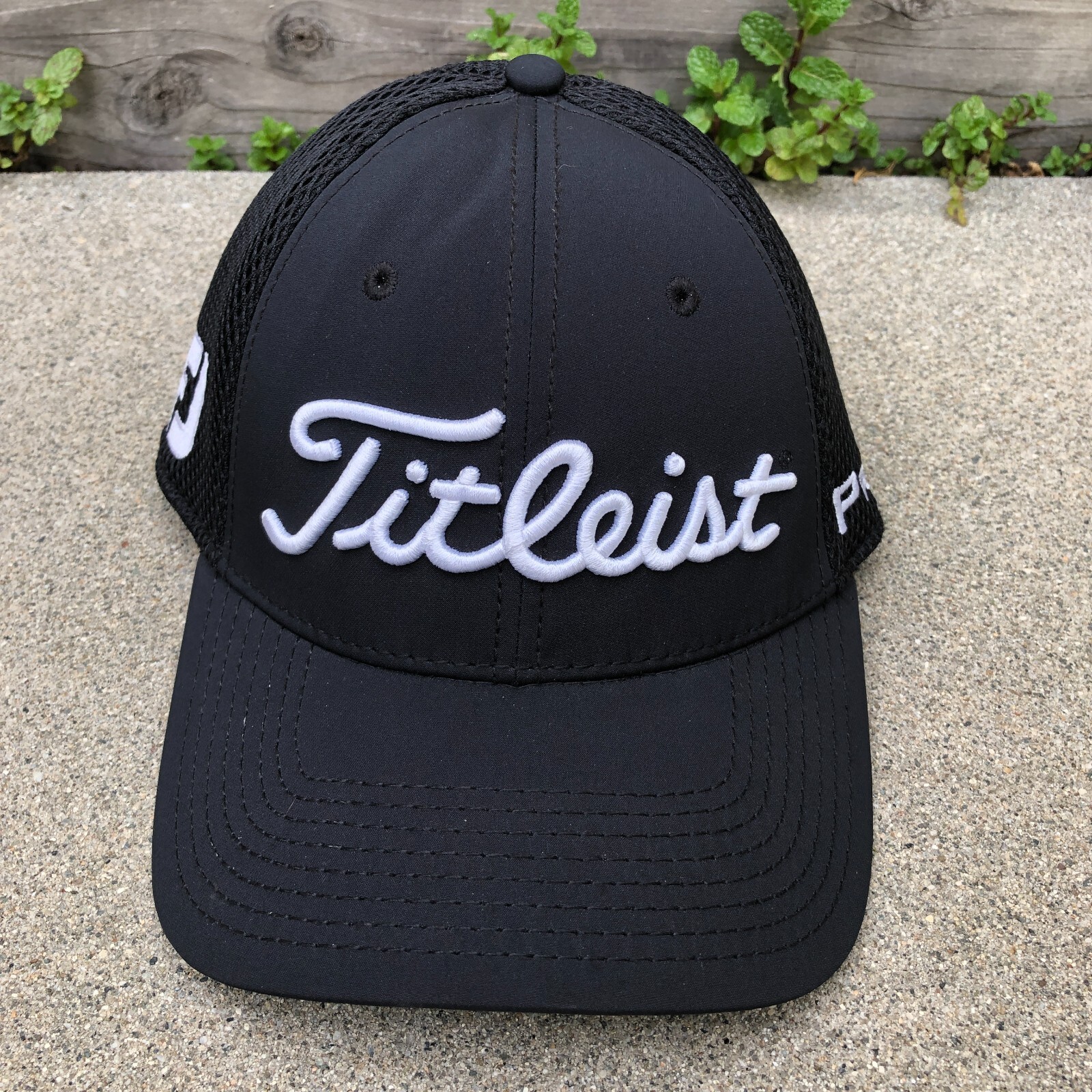 NEW ERA Titleist Pro V1 Mesh Fitted Hat Men's S/M Black Golf Embroidered Cap