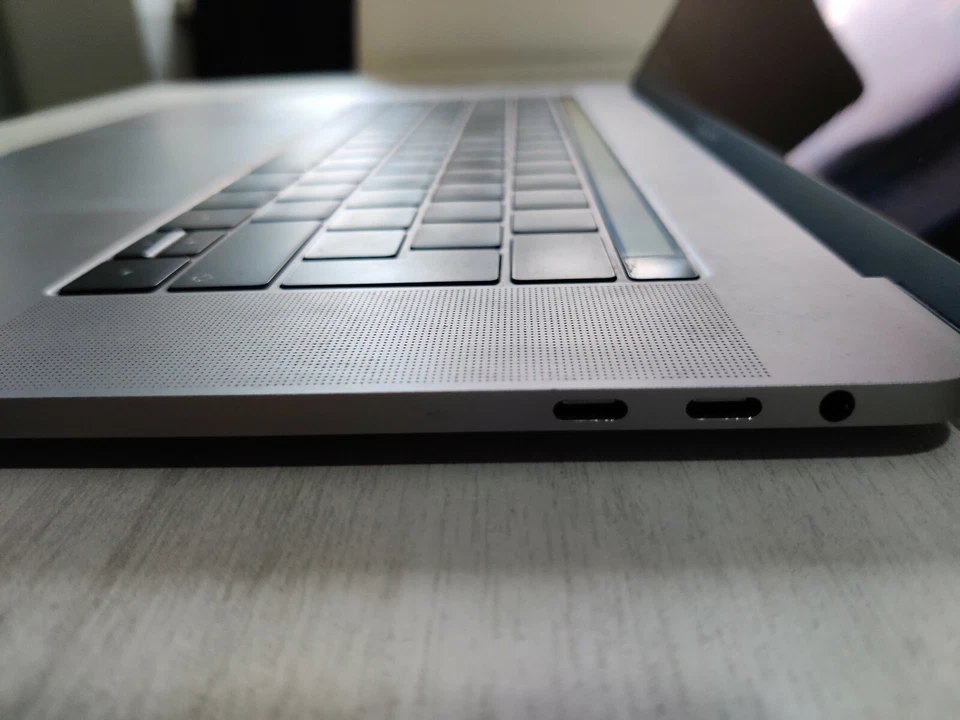 Apple MacBook Pro 15,4" Retina (512GB SSD, Intel Core i7 8a generazione, 2,6..., foto 4 di 5