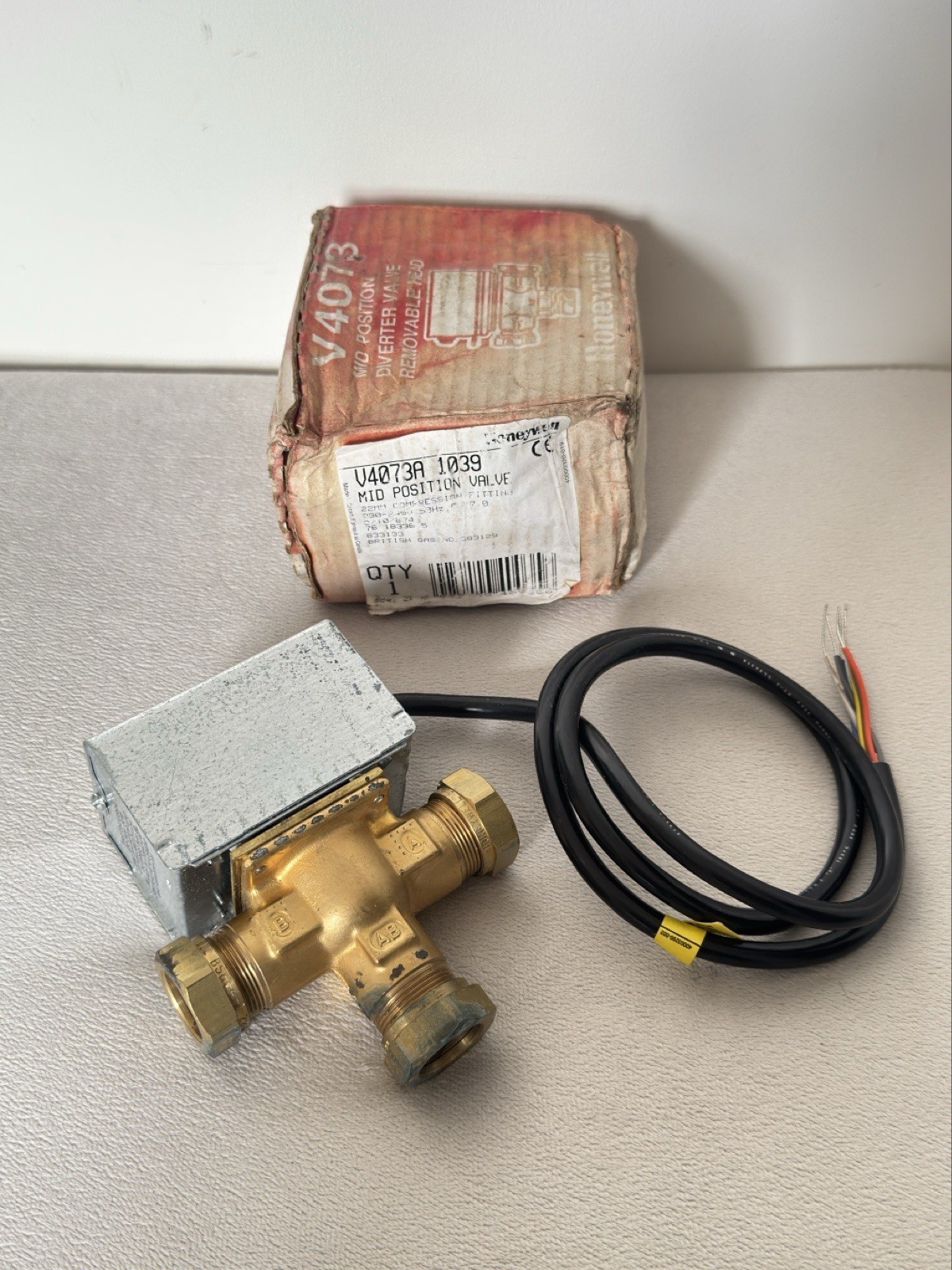 Honeywell V4073A Motorised 3 Port Mid Position Valve 22mm - V4073A1039