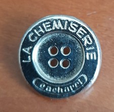 Très rare pin's Chemiserie Cacharel signé BARON