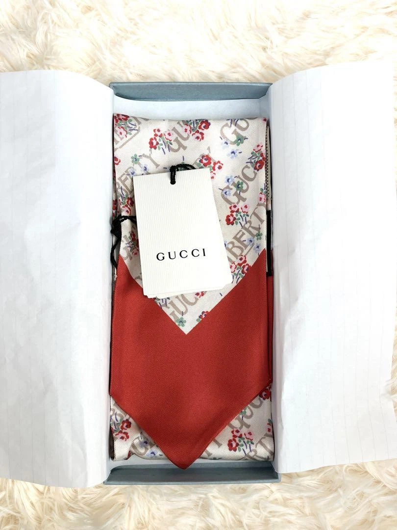 Gucci Foulard Floral   Rouge Motif Floral Léger Cadeau Prêt