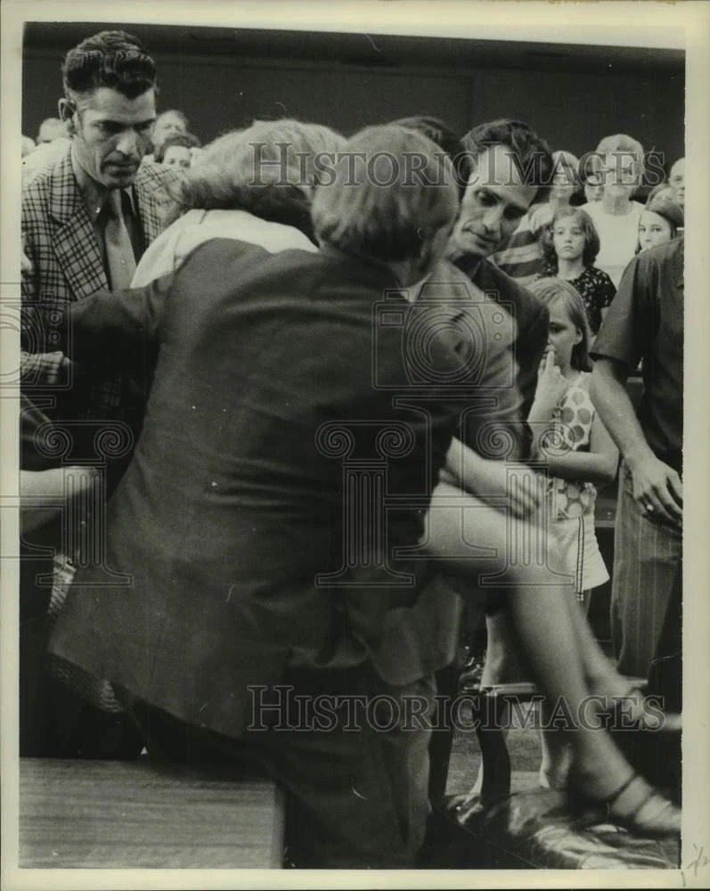 Press Photo Men carry Child Murderer Carolee Biddy out of the courtroom, MS  | eBay