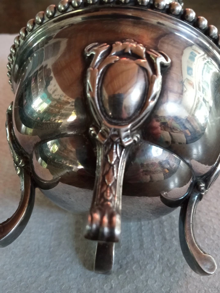 Jarra de plata francesa del siglo XIX con patas ornamentadas  Foto 2 de 4