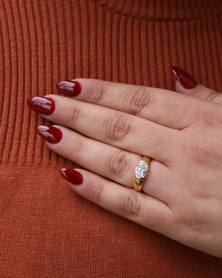 Alianza de diamantes cultivados en laboratorio IGI de corte ovalado de 2 quilates con banda gruesa de oro amarillo de 14 k Foto 4 de 4