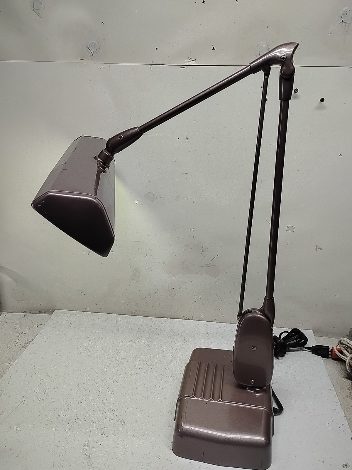 MCM Art Deco Dazor P-2324 Floating Industrial Drafting Lamp Articulating Arm