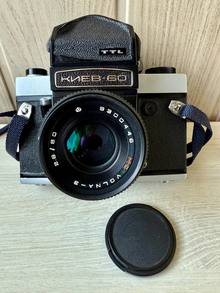 SLR de formato medio Kiev 60 6x6 con lente Volna-3 80 mm f2,8 y accesorios Foto 3 de 4