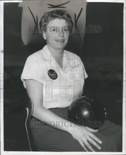 1960 Press Photo Jamet Harman Bowler - RRR74165