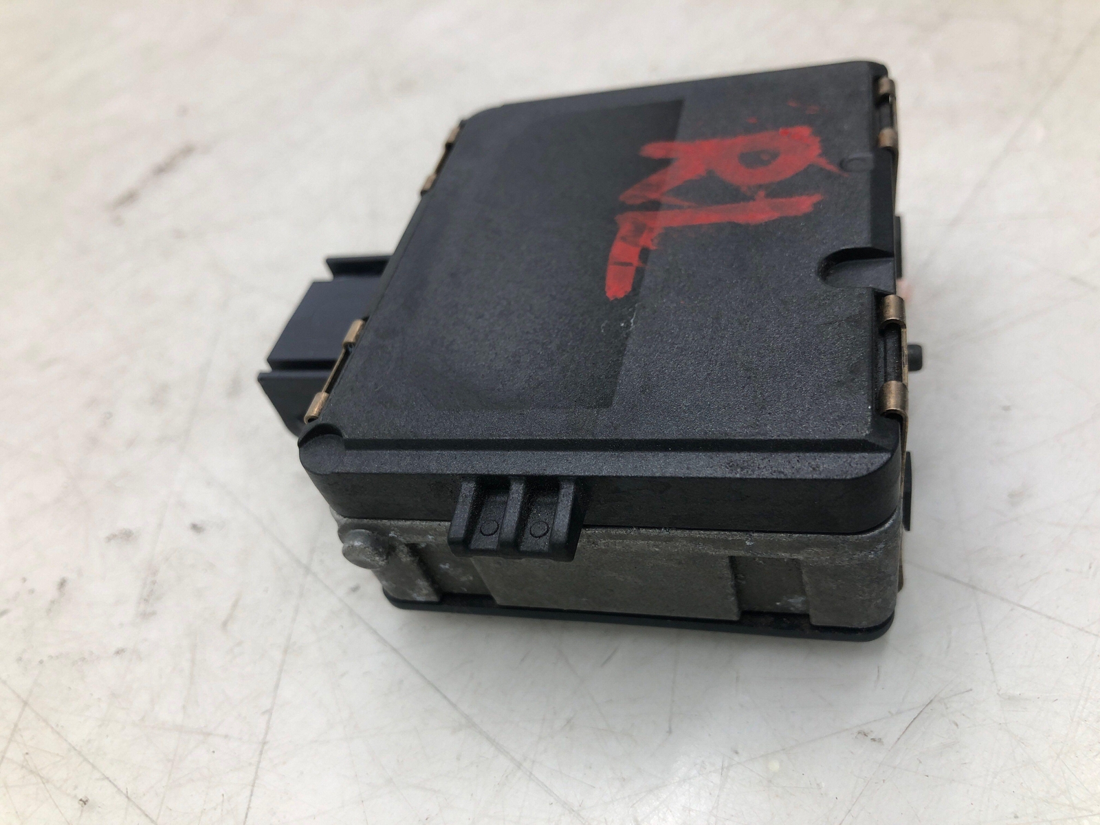 2016-2020 BENTLEY BENTAYGA LEFT REAR BLIND SPOT LANE CHANGE ASSIST SENSOR MODULE