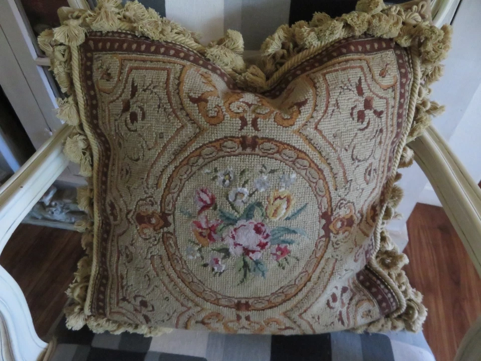 Винтажная подушка для вышивания в стиле Aubusson с узором Старого Света Petit Point новая без ценников 20 дюймов - Изображение 2 из 4