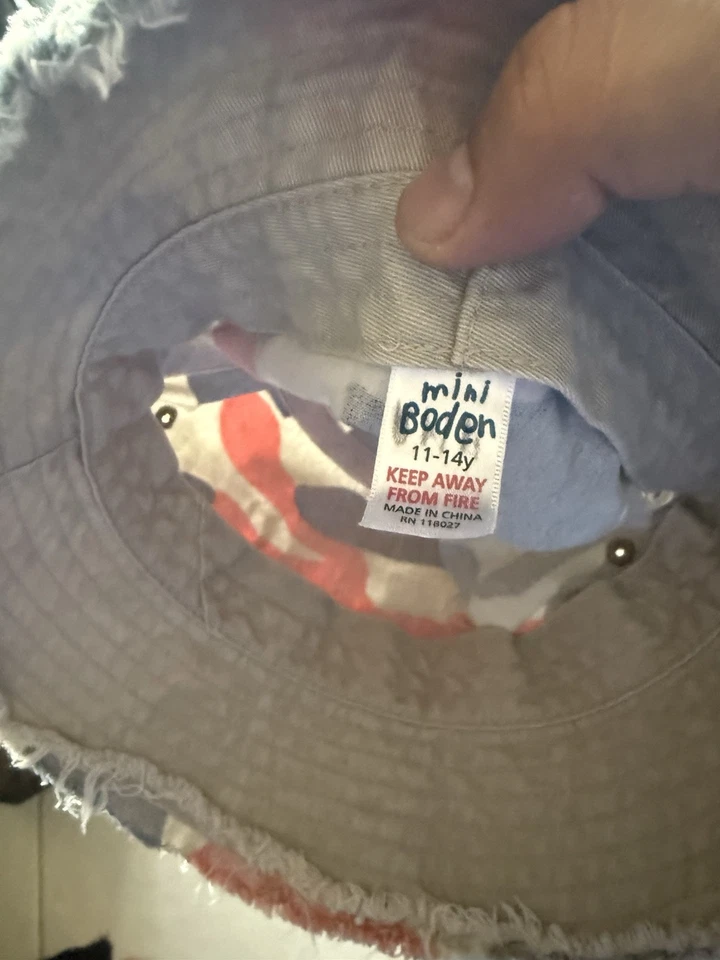 Mini Boden Camo Bucket Hat Size 7-10 Foto 3 de 3