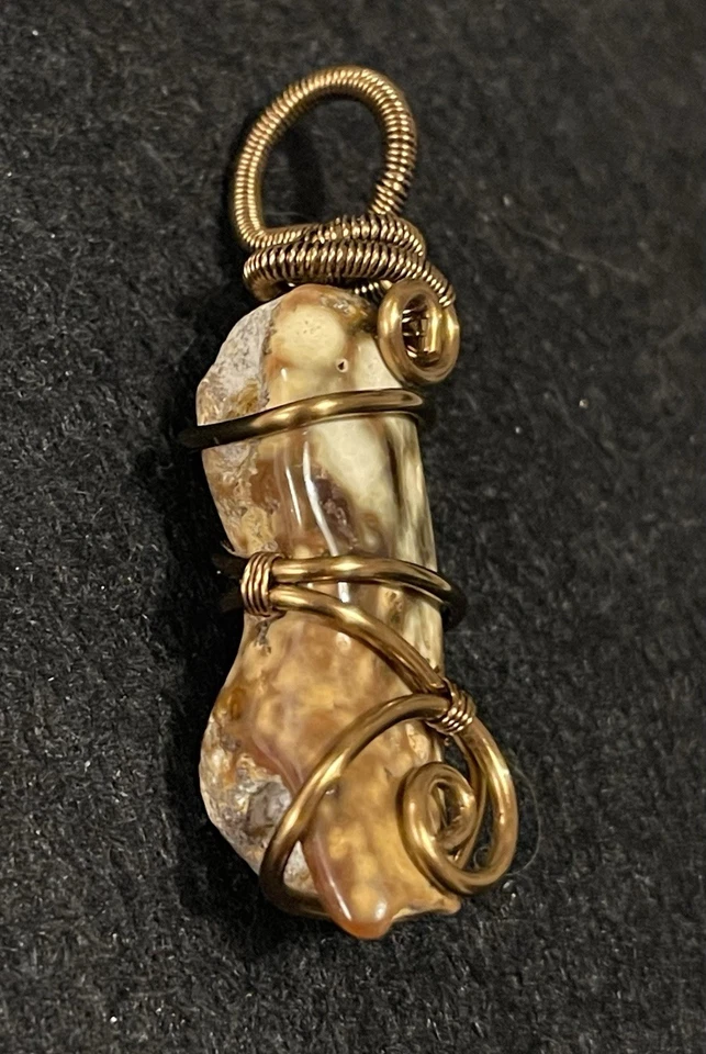 Dedo colgante envolvente de alambre de cobre coral ágatizado Tampa Bay Foto 3 de 4