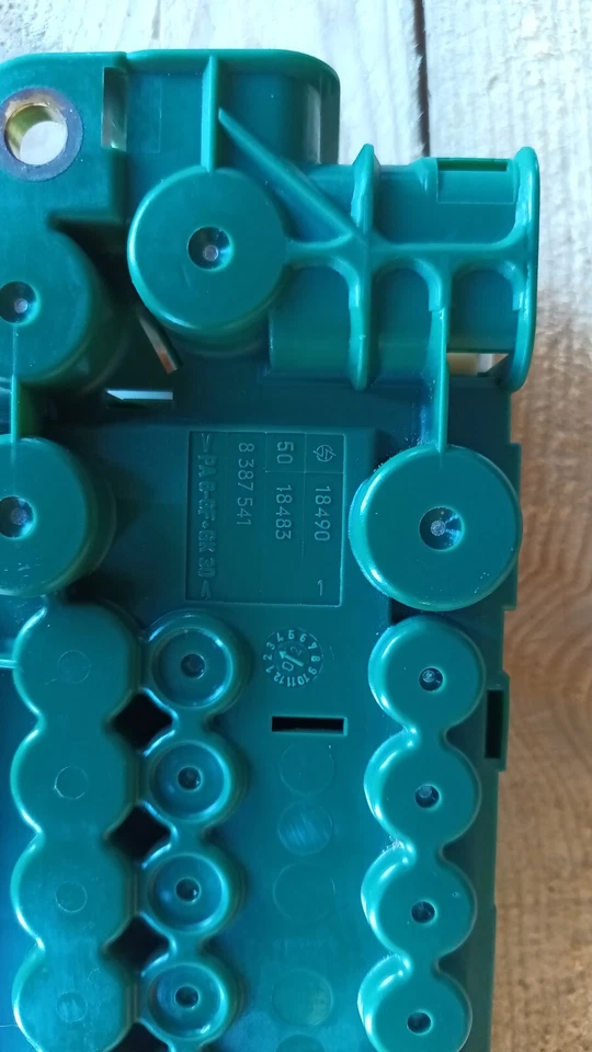 BMW TRUNK BOOT FUSE BOX HOUSING 8 FOLD VOLTAGE REGULATOR E39 5 7 SERIES X5 95-06 - Изображение 2 из 4