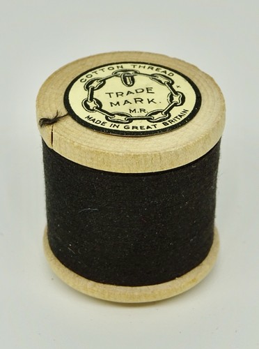 Vintage Sewing J&P Coats Wooden Cotton Reel 6 Black Cord 40 and 7 JET BUTTONS - Picture 4 of 10