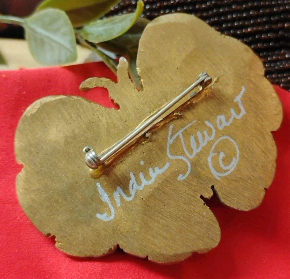 Pin tallado en madera INDIA STEWART detallado y caprichoso MARIPOSA 2,25", ¡firmado! Foto 2 de 4