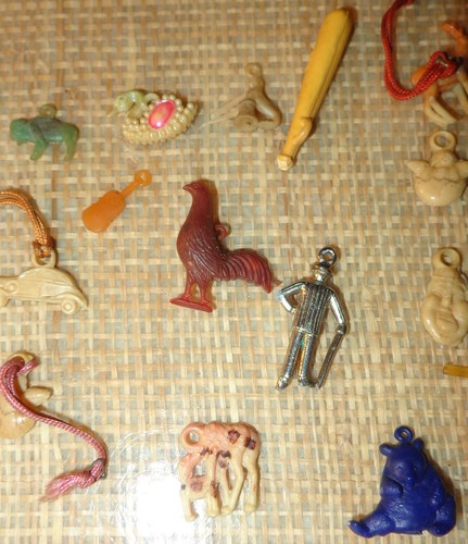KONVOLUT 52 VINTAGE & MODERN CHARMS HONGKONG JAPAN KOOL-AID? KNACKERHEBER? - Bild 12 von 13