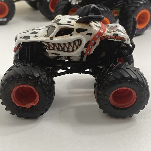 Monster Jam 1:64 Truck Lot of 6 Monster Mutt, Bone Shaker, Scoops Read! - Picture 2 of 15