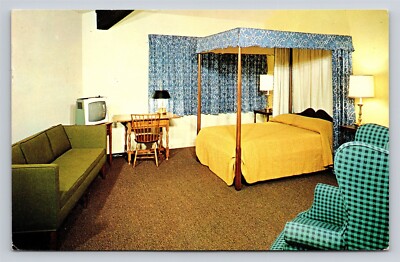 The Wayfarer Inn Hotel Motel Manchester NH Postcard Interior View Bedroom 1960s