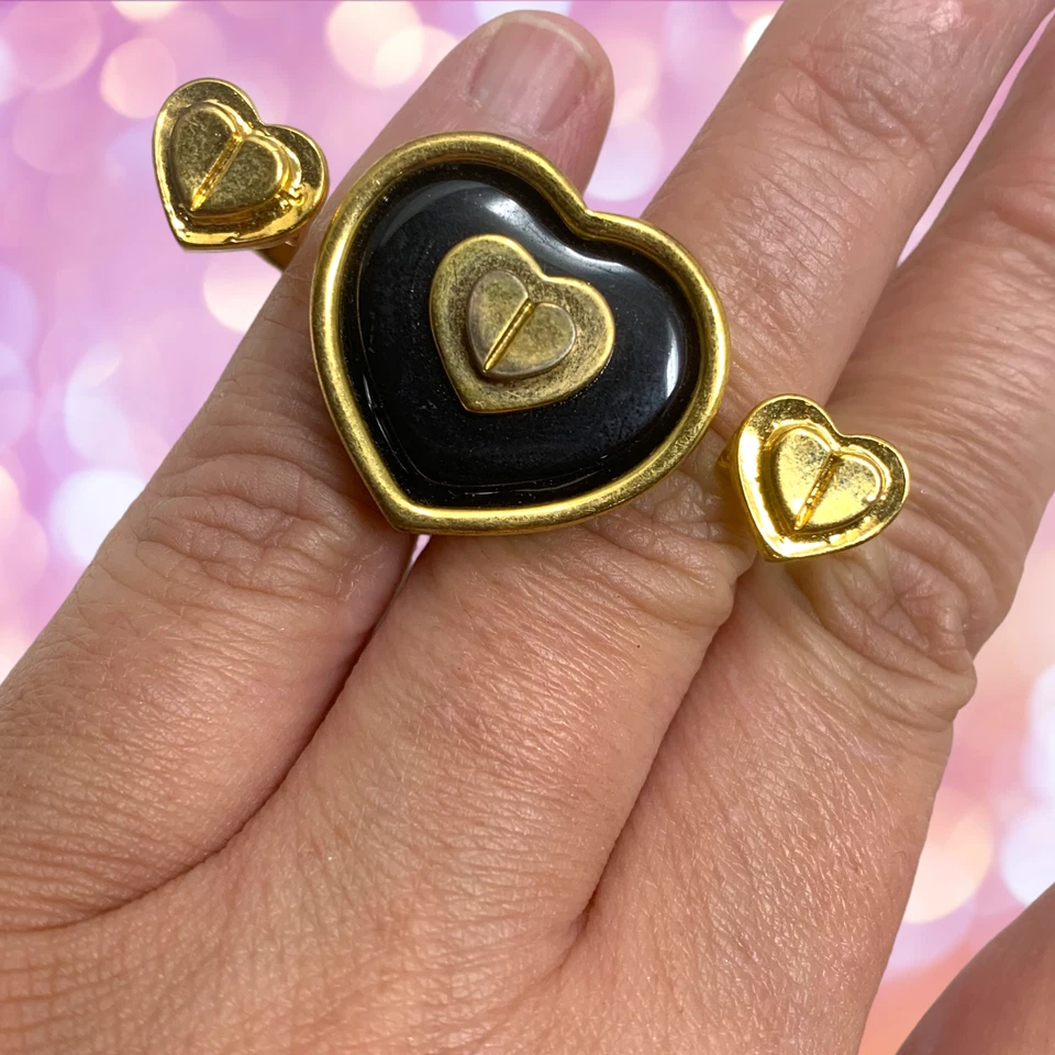 Anel Betsey Johnson triplo coração duplo dois dedos tom dourado tamanho 6.5-7 - Imagem 2 de 4