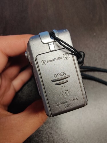 Sony Cyber-Shot DSC-P10 Digital Camera Silver 5.0MP 1.5" Display 3x Optical Zoom - Picture 4 of 8