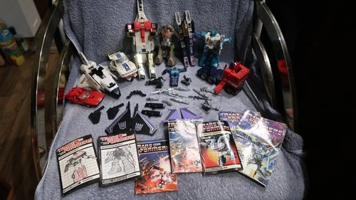 TRANSFORMERS 9 TOTAL INCLUDING THE TINY ONE &7 BOOKLETS W/MANY PARTS LIKE GUNS