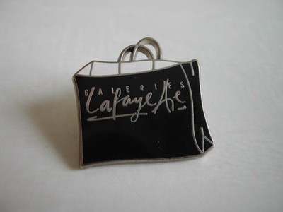 Pin's Galeries Lafayette - Sac Noir - Arthus Bertrand - Collection