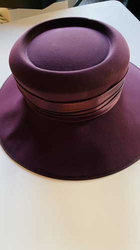 Formeller Hochzeitshut mit Seidenband und Schleife lila Tom Bowker für Coterie Größe SM
