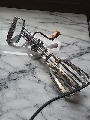 Vintage Stainless Steel Manual Hand Mixer/Egg Beater Brown Handle 